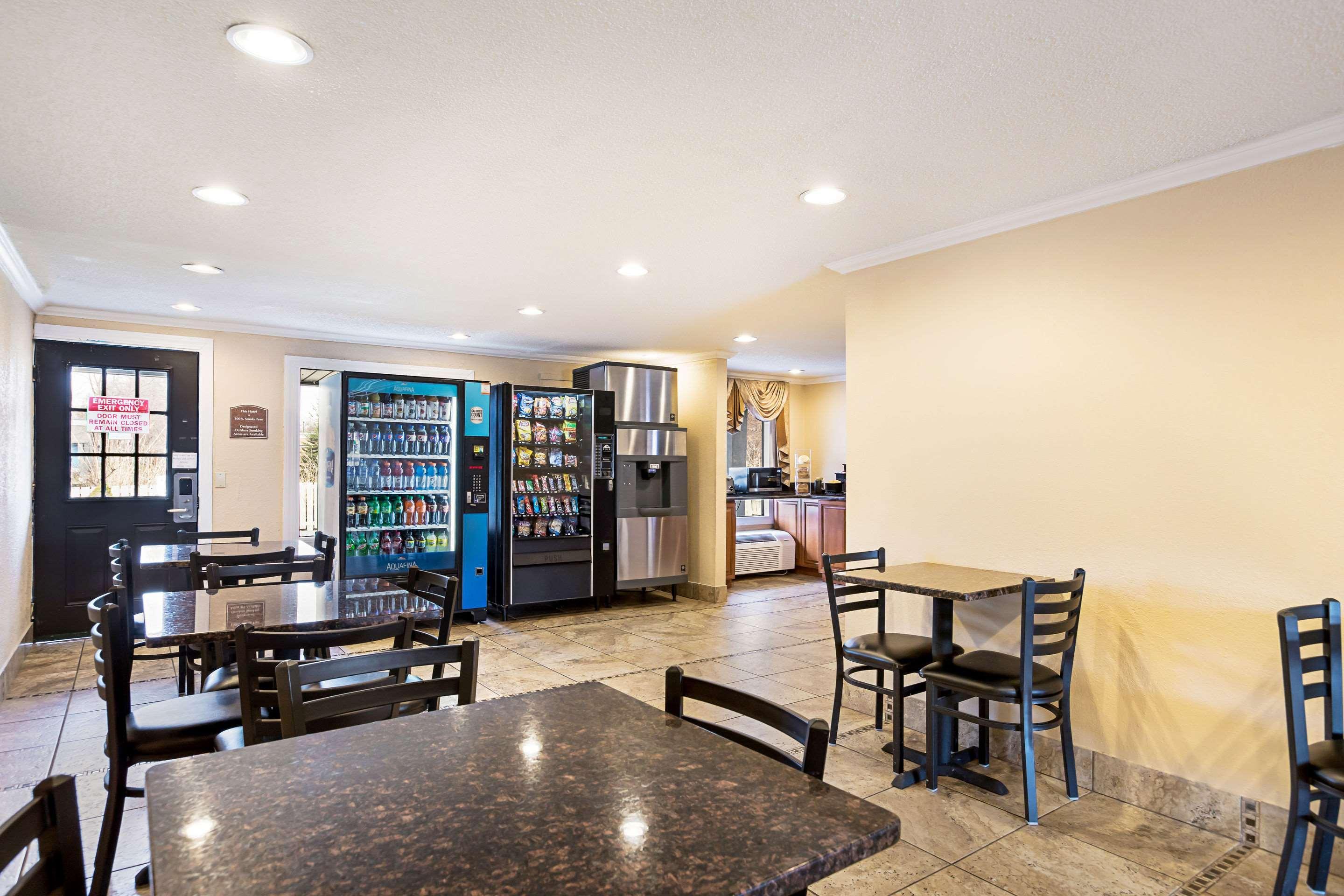 Rodeway Inn Metro Airport Romulus Exterior photo